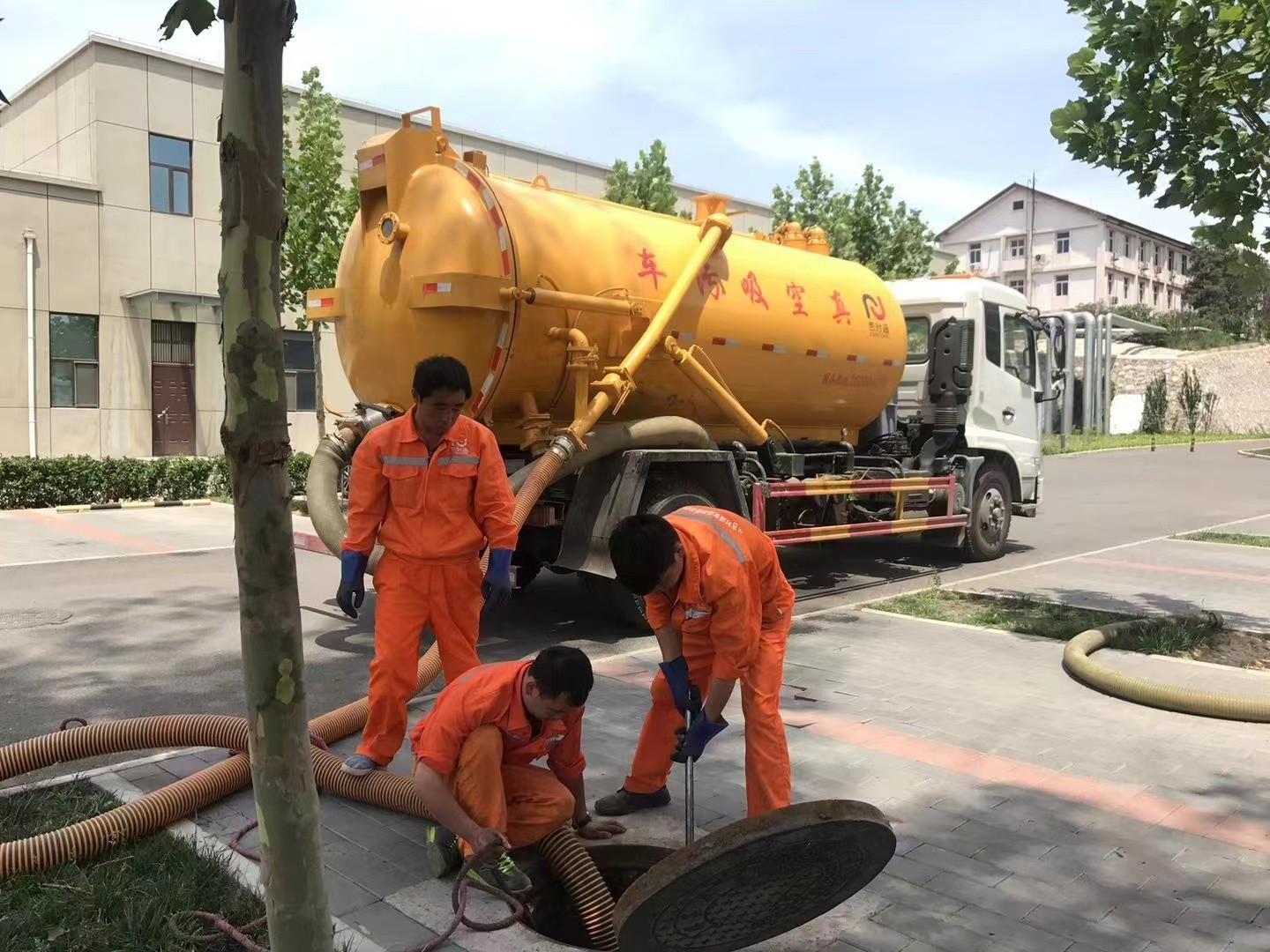 龙楼镇化粪池清理与5-8吨吸粪车施工效率分析